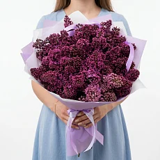 Композиция с сиренью в дизайнерской упаковке