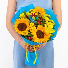 Подсолнухи и желтая лилия