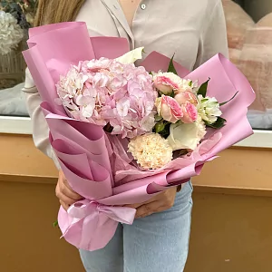 Букет с гортензией и каллами 