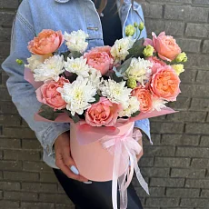 Нежная композиция с эустомой и кустовой розой