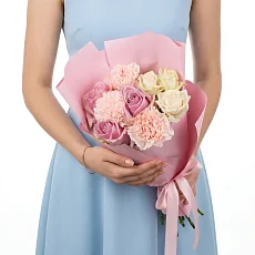 Композиция с Диантусами и нежными Розами