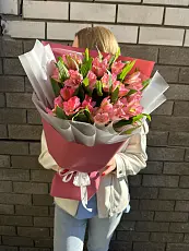 Букет живых цветов из 7 розовых альстромерий в дизайнерской упаковке