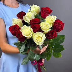 Букет из 15 красных и белых эквадорских роз