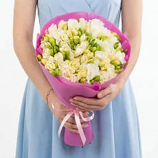 35 Белых Фрезий в упаковке