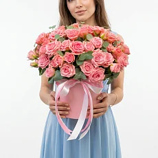 Нежные кустовые розы в коробке