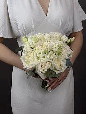 Букет невесты с пионовидной розой и эустомой