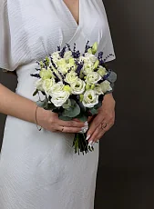 Композиция невесты из белой эустомы и лаванды