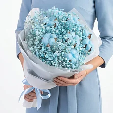 Букет из голубого хлопка и гипсофилы