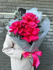 3 Розовые розы с эвкалиптом