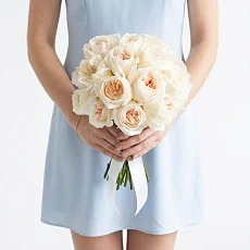 Букет невесты из бело кремовых пионовидных роз