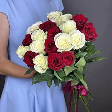 Букет из 19 Эквадорских роз микс 