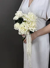 Букет невесты с розами и эрингиумом