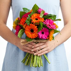 Букет с герберами и зеленью