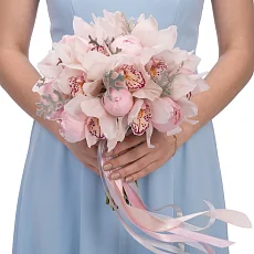 Букет с пионами и орхидеей