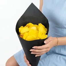 Лепестки роз желтые