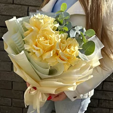3 Розы с эвкалиптом в упаковке