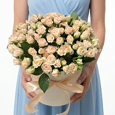Кустовые бежевые розы в коробке