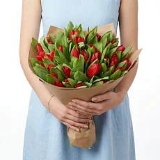 Букет из 51 Пурпурного Тюльпана в нежном крафте