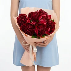 7 Красных Пионов в упаковке