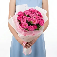 7 кустовых роз в упаковке
