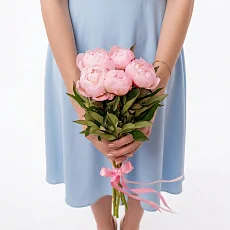 5 Пионов нежного цвета