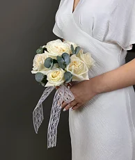 Свадебная композиция из эвкалипта и роз