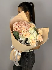 Стильный букет с розовой гортензией и диантусами