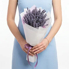Композиция из нежной лаванды в упаковке
