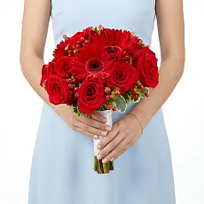 Букет невесты из гербер, роз и гиперикума