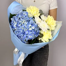 Авторский букет с розами и голубой гортензией