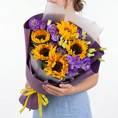 Букет  эустомой и подсолнухами