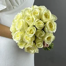Свадебный букет с белыми розами