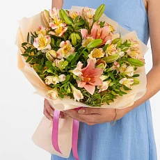 Букет из 3 лилии и альстромерии