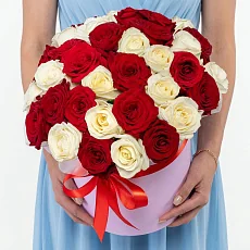 Композиция белая и красная роза 35 шт