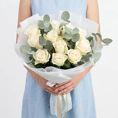 Букет из 11 белых роз с эвкалиптом