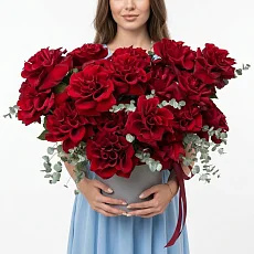 Французские красные розы в шляпной коробке