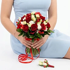 Букет невесты с красными розами и  эустомой