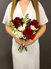 Букет невесты с красными розами
