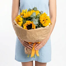 7 Подсолнухов с эвкалиптом в крафте