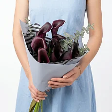 Тёмный букет с эвкалиптом