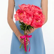 Букет коралловых пионов под ленту