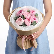 7 Розовых ранункулюсов с эвкалиптом