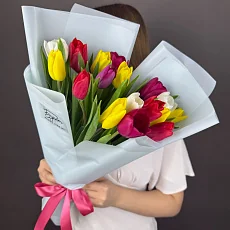 Букет из 17 разноцветных тюльпанов