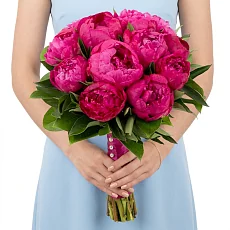 Букет с малиновыми пионами