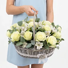 Корзина "Хорошая моя" с розами и альстромериями