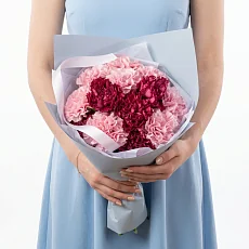 Композиция из розовых гвоздик в упаковке