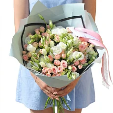 Букет с кустовой розой и эустомой