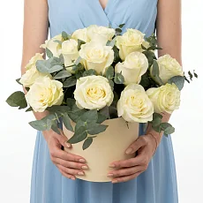 19 Белых роз в шляпной коробке