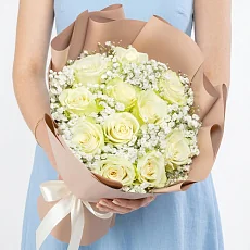 Букет из гипсофилы с розами