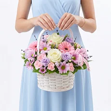 Корзина цветов "Лили" с розами и хризантемами
